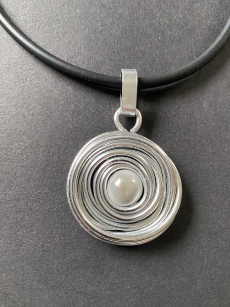 Kettenanhänger Nest mit Mondscheinperle Kettenanhänger Nest mit Perle