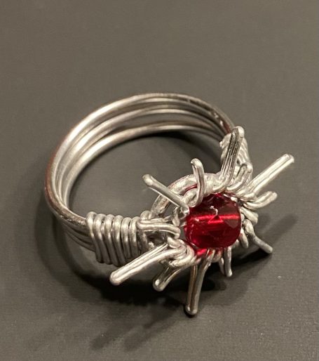 Sternring mit roter Glasperle Sternring mit roter Glasperle