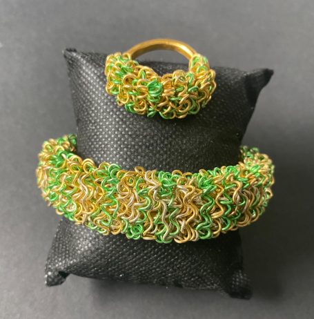 Armreif und Ring mit Wickeleffekt Armreif und Ring mit Wickeleffekt