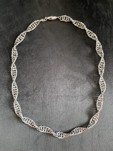 Kette aus Ringen mit Magnetverschluss Kette aus Ringen mit Magnetverschluss