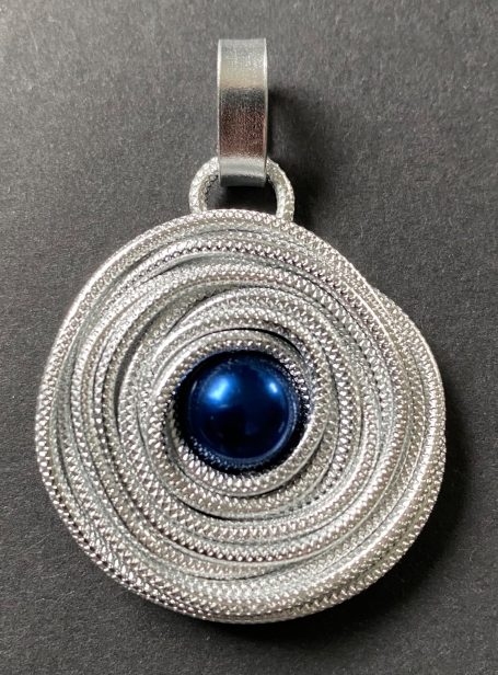 Nestanhänger mit blauer Perle Nestanhänger mit blauer Perle